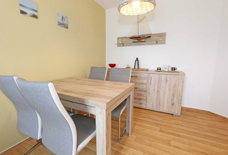 Esstisch für gemeinsame Mahlzeiten Esstisch für gemeinsame Mahlzeiten