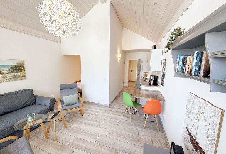 gemütliches Wohnzimmer mit Blick zur Küchenzeile