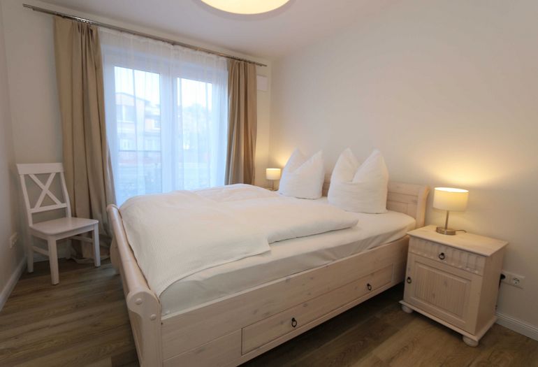 Schlafzimmer mit Doppelbett