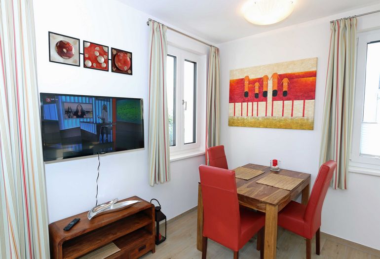 TV mit Esstisch TV mit Esstisch