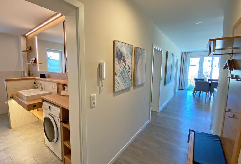 Flurbereich mit Blick ins Badezimmer Flurbereich mit Blick ins Badezimmer