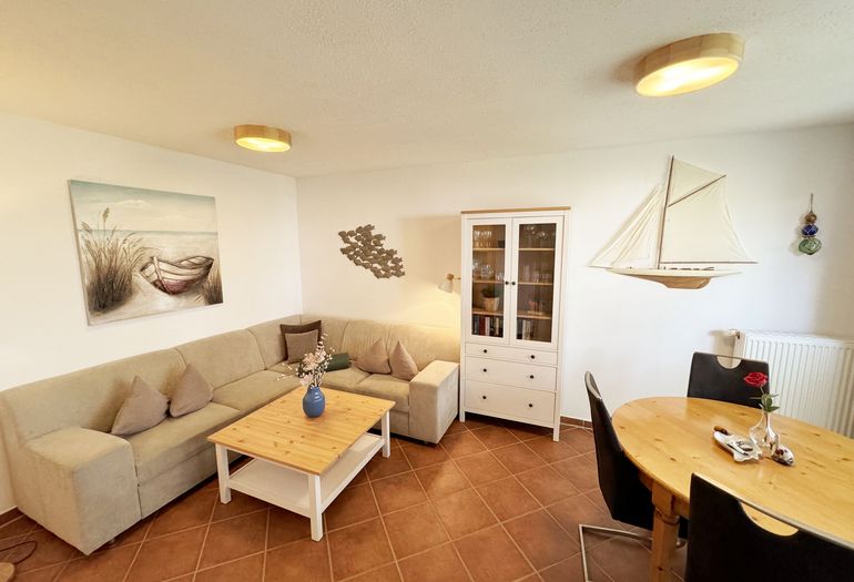 gemütliche Couchecke mit Essplatz