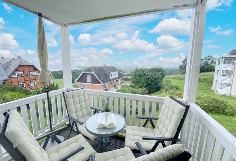 bestuhlter Balkon mit Blick zum Bodden