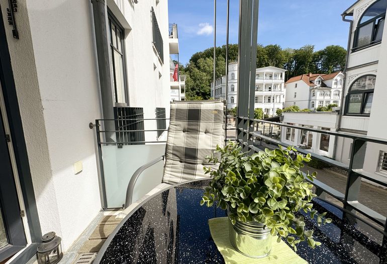 seitlicher Balkon mit Blick zur Wilhelmstrasse
