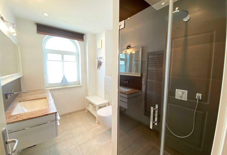 Badezimmer mit Dusche Badezimmer mit Dusche