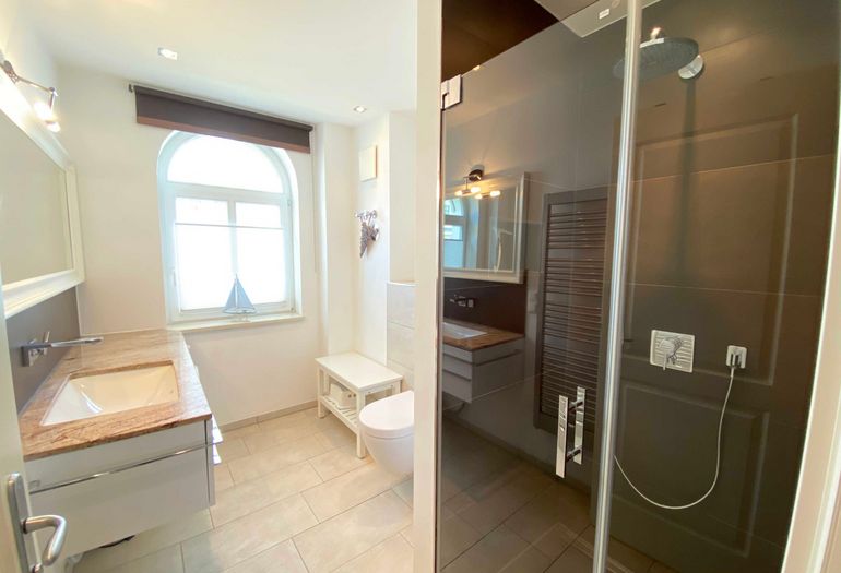 Badezimmer mit Dusche