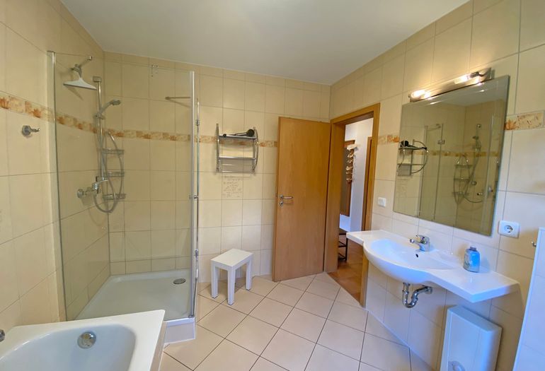 Badezimmer mit Waschbecken