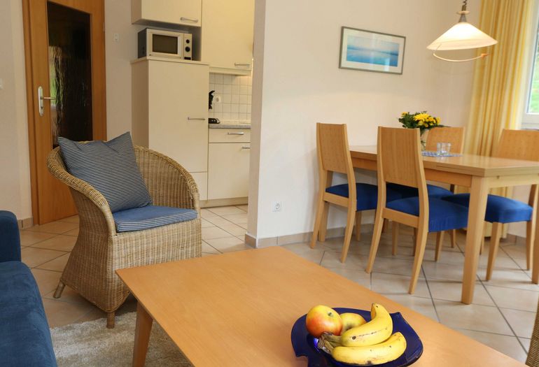 Wohnzimmer mit kleinem Couchtisch