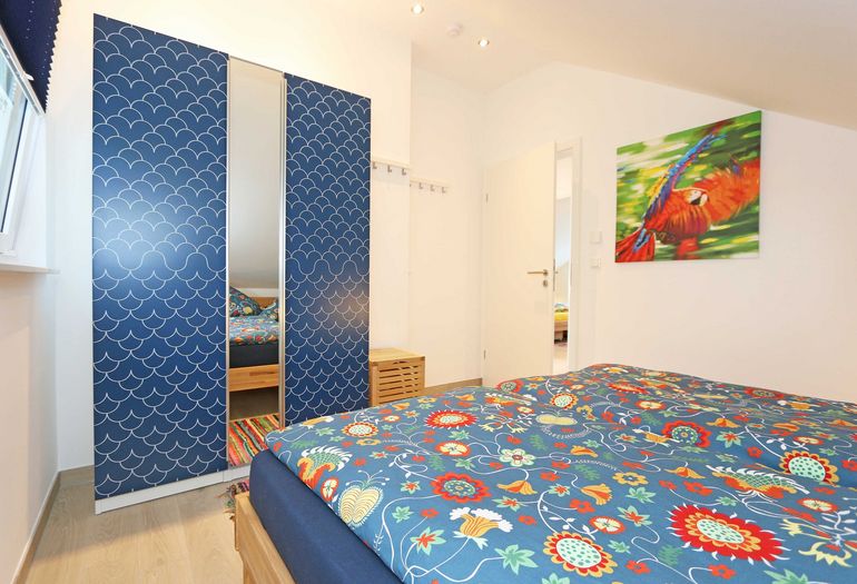 3. Schlafzimmer mit Kleiderschrank