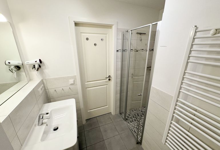 Badezimmer mit ebenerdiger Dusche