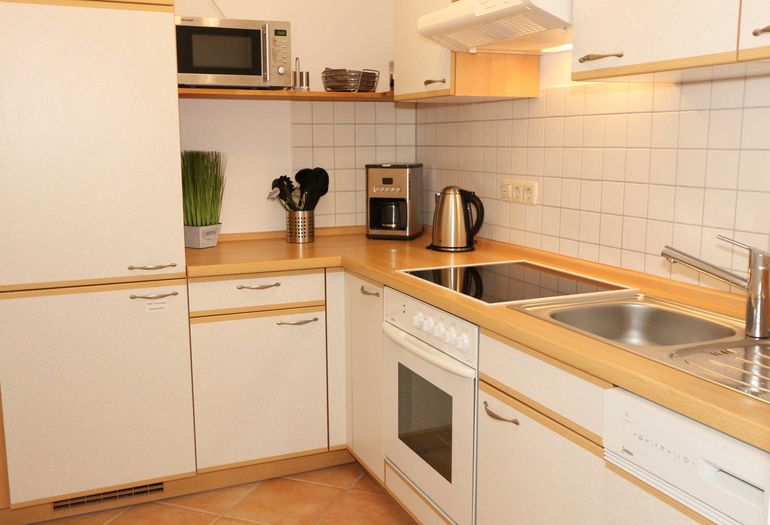 Küchenzeile mit Ceranfeld für gemeinsames Kochen Küchenzeile mit Ceranfeld für gemeinsames Kochen