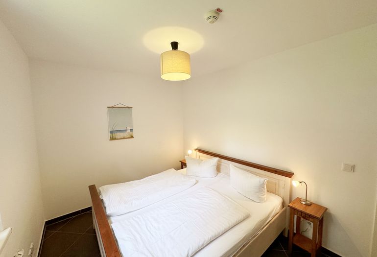 Schlafzimmer mit Doppelbett