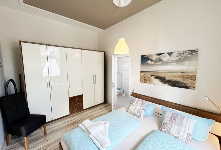 Schlafzimmer mit Zugang zum Badezimmer