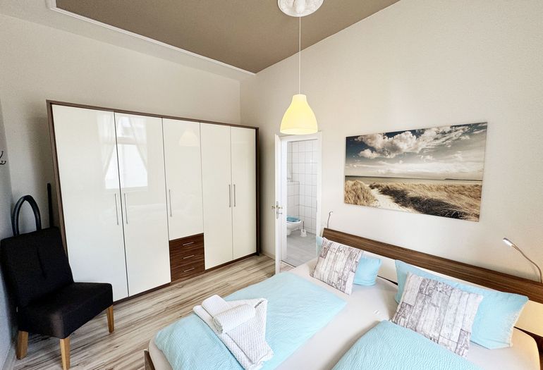 Schlafzimmer mit Zugang zum Badezimmer