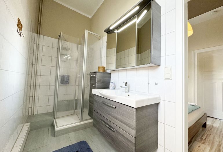 Badezimmer mit Waschplatz