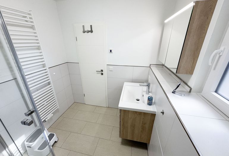 Tageslichtbad mit Waschbecken