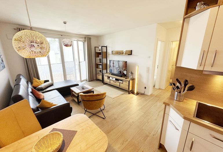 Blick von der Küche in den Wohnbereich