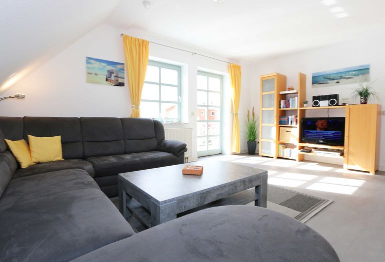 Wohnzimmer mit Couch und TV