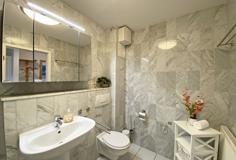 Badezimmer mit Waschbecken und WC Badezimmer mit Waschbecken und WC