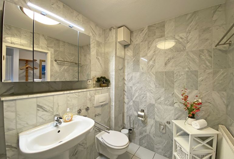 Badezimmer mit Waschbecken und WC