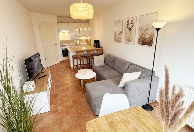 gemütlicher Wohn-und Essbereich mit Küchenzeile