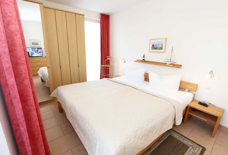 Schlafzimmer mit Kleiderschrank