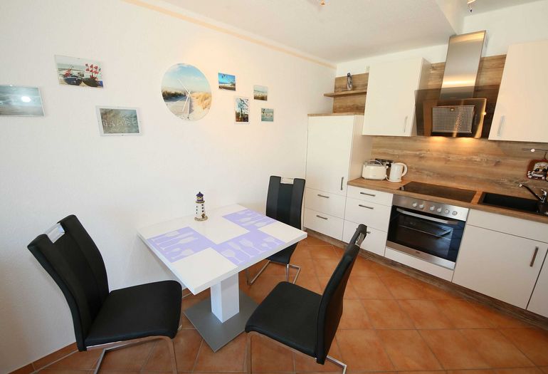 Küchenzeile mit Esstisch Küchenzeile mit Esstisch