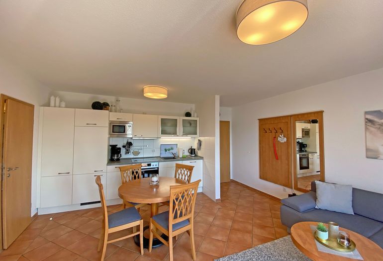 Küchenbereich mit Esstisch für gemeinsames Esen