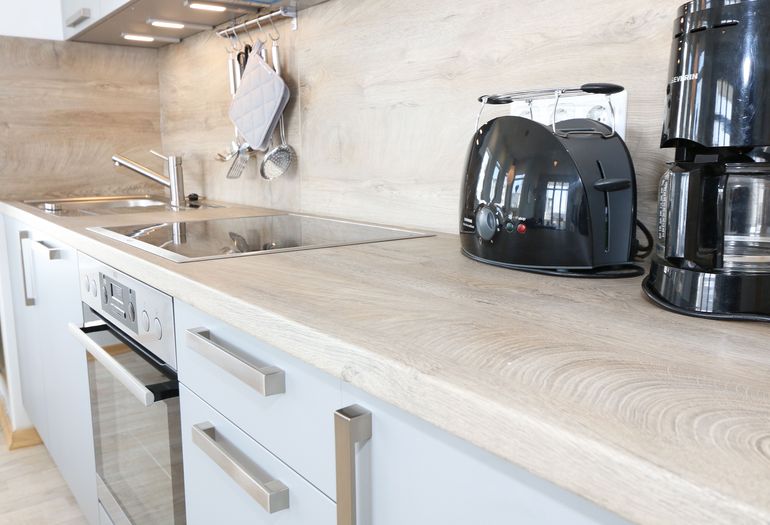 Küchenzeile mit Toaster, Kaffeemaschine und Wasserkocher Küchenzeile mit Toaster, Kaffeemaschine und Wasserkocher