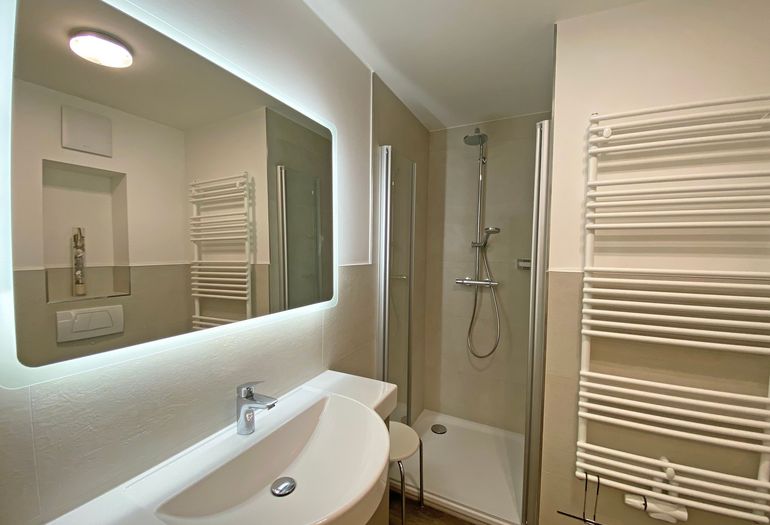 Badezimmer mit Waschbecken Badezimmer mit Waschbecken