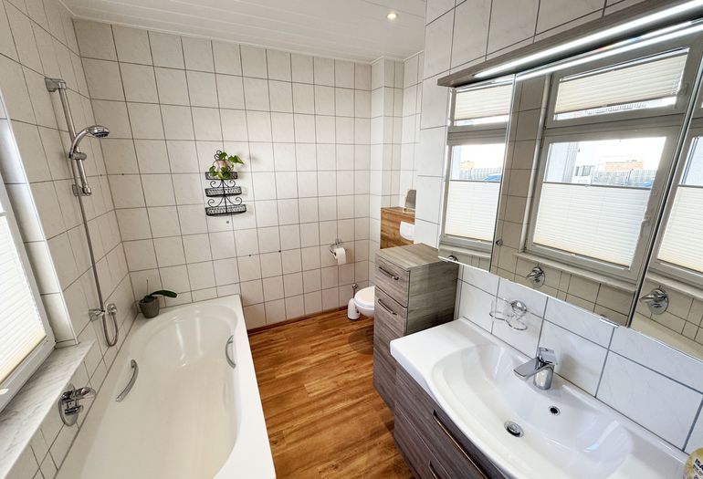 1.Badezimmer mit Waschbecken und Badewanne