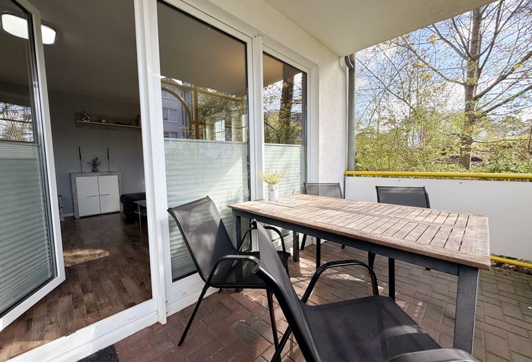 bestuhlter Balkon vom Wohnzimmer erreichbar