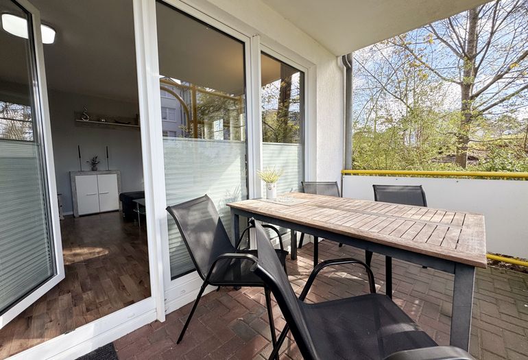 bestuhlter Balkon vom Wohnzimmer erreichbar bestuhlter Balkon vom Wohnzimmer erreichbar