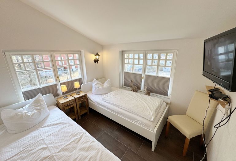 2. Schlafzimmer mit Einzelbetten und Nachttischablagen