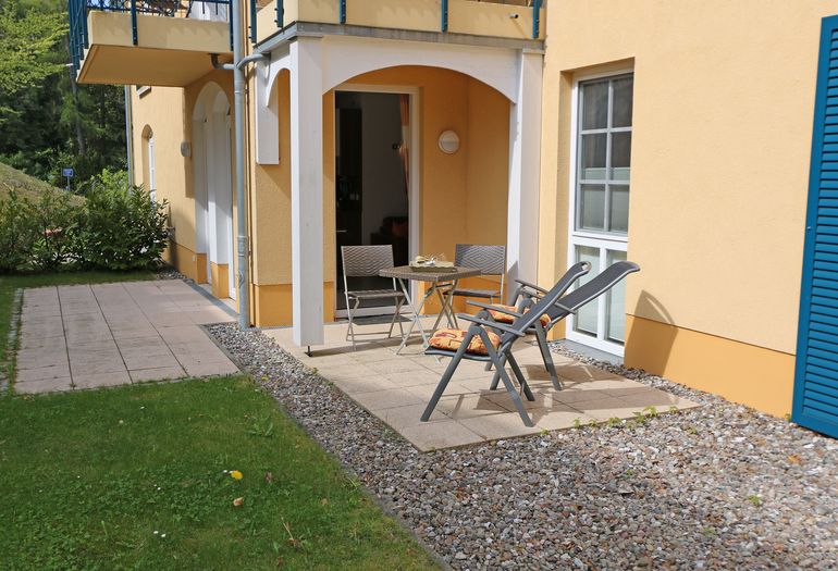 Terrasse mit kleinem Grünstreifen Terrasse mit kleinem Grünstreifen