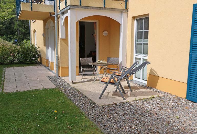 Terrasse mit kleinem Grünstreifen