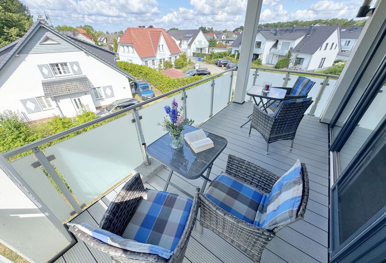 überdachter und bestuhlter Balkon (Süd/West) überdachter und bestuhlter Balkon (Süd/West)