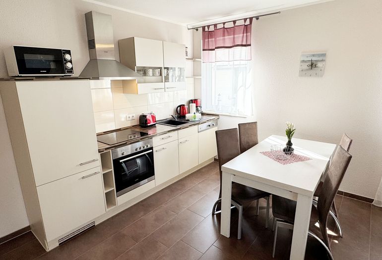 Küchenzeile mit Geschirrspüler