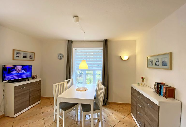 Essbereich mit TV und Kommode