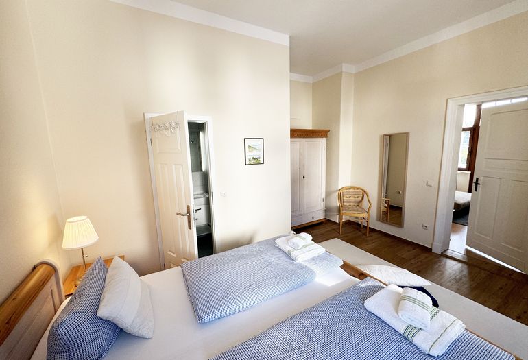 Schlafzimmer mit Zugang zum Bad Schlafzimmer mit Zugang zum Bad