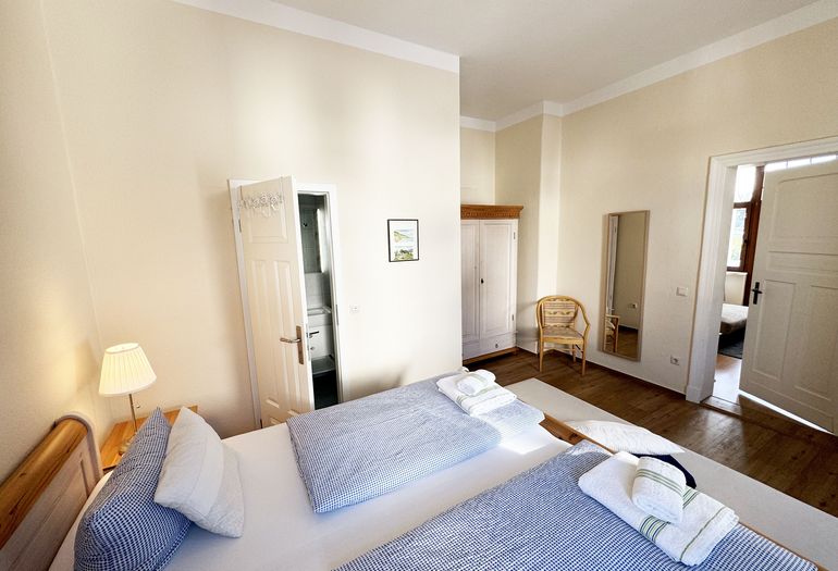 Schlafzimmer mit Zugang zum Bad Schlafzimmer mit Zugang zum Bad