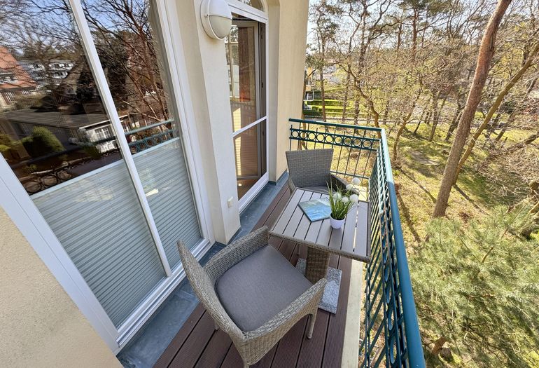 In Ruhe auf dem Balkon entspannen
