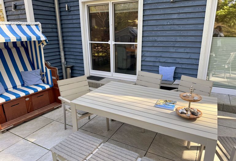 Ferienhaus Blaue Welle -bestuhlte Terrasse