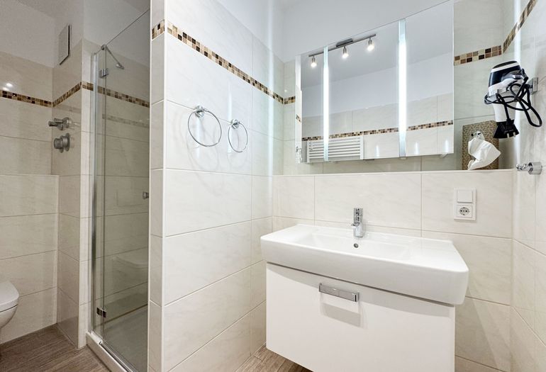 innenliegendes Badezimmer mit Waschbecken und WC innenliegendes Badezimmer mit Waschbecken und WC