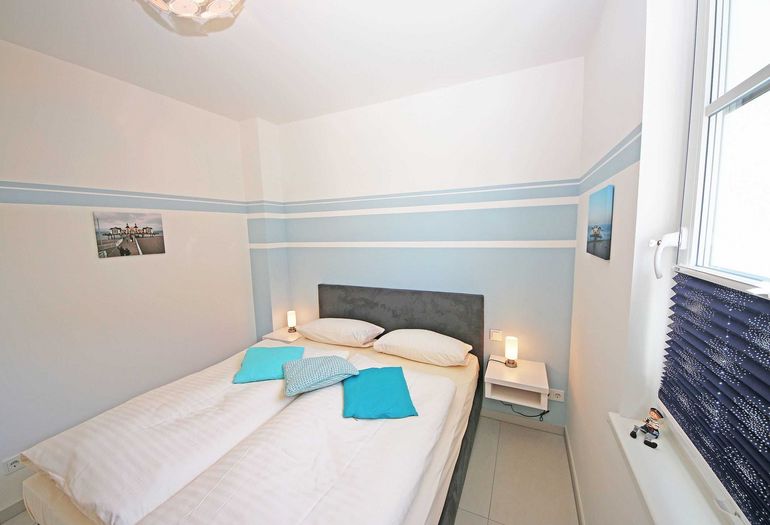 2. Schlafzimmer mit TV