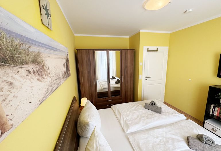 Schlafzimmer mit Kleiderschrank