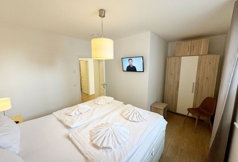 Schlafzimmer mit Kleiderschrank