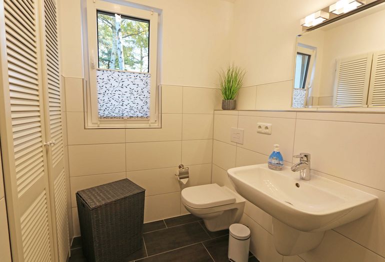 Badezimmer mit Waschbecken und WC