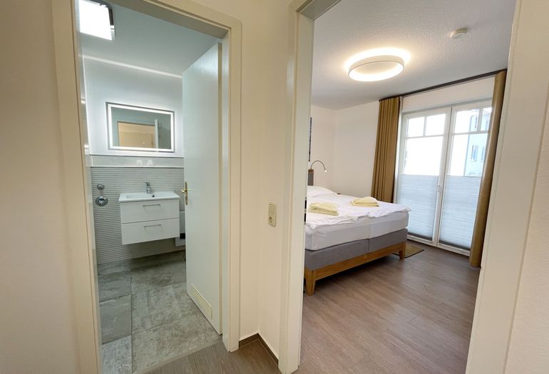 Schlafzimmer und Blick ins Badezimmer Schlafzimmer und Blick ins Badezimmer