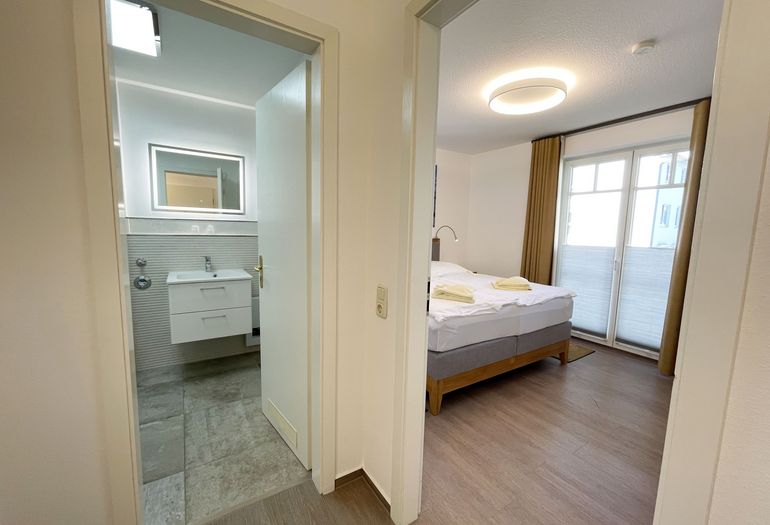 Schlafzimmer und Blick ins Badezimmer Schlafzimmer und Blick ins Badezimmer